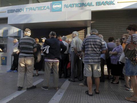 Grecia amanece con bancos cerrados en su primer corralito