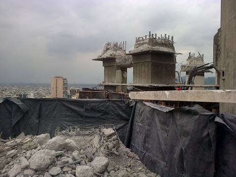 ‘La Licuadora’ tiene 3 pisos menos y sigue demolición de los 22 restantes