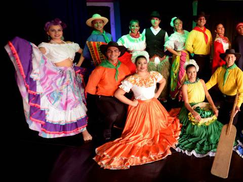 Folclor y tradiciones en jornada de torneo de danza en Guayaquil