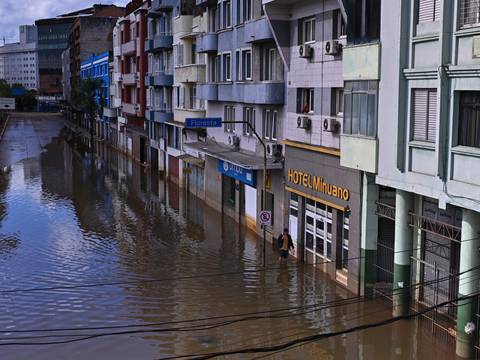 Más de 80.000 personas rescatadas de sus casas tras las inundaciones en el sur de Brasil