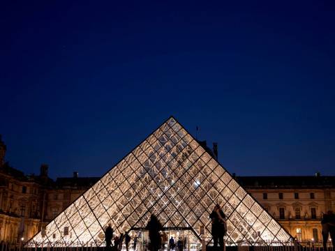 El Louvre celebra los 30 años de su icónica pirámide