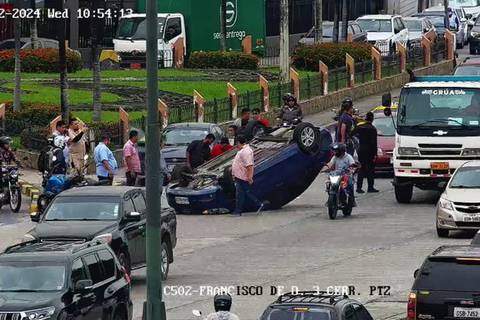 Auto se volcó en la avenida Francisco de Orellana, norte de Guayaquil