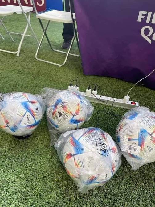 A tecnologia da Copa do Mundo: as bolas são carregadas antes de cada jogo |  Futebol |  Esportes