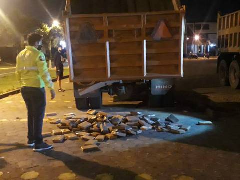 Policía detecta dos volquetas con más de 800 kilos de droga en vía de Quevedo