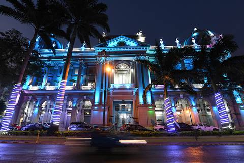 Guayaquil ilumina sus monumentos emblemáticos de celeste y blanco