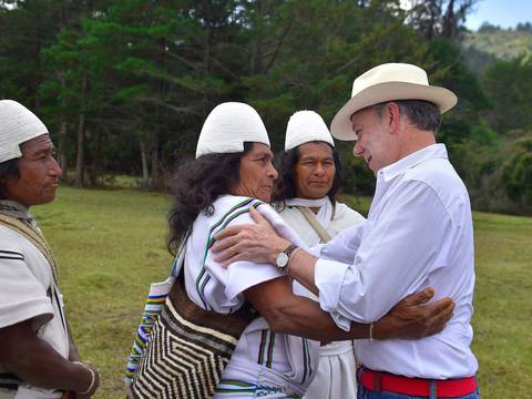 Juan Manuel Santos entrega títulos a indígenas que protegerán medio ambiente en Colombia