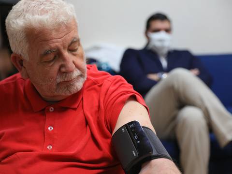 ¿Cual es el nivel de presión arterial que debe tener una persona de 50 años? Esta es la tabla con los valores adecuados