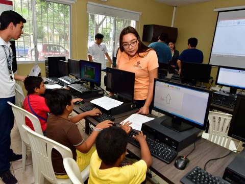Chongón recibe una alfabetización digital por universitarios de la Católica