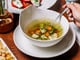 Cinco alimentos y una sopa que te pueden ayudar a sobrellevar el malestar de la resaca