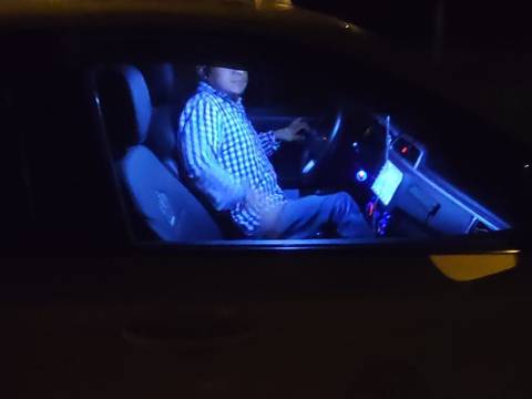 Taxista amenazó y tiró piedras a pasajera, en Cuenca