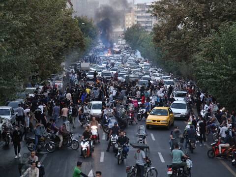 Irán despliega policías antidisturbios en las calles de la capital para acabar con protestas 