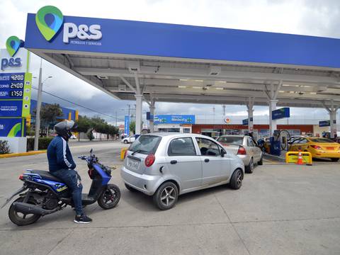 La falta de combustible en Cuenca persiste y, según gasolineras, también se da en Amazonía