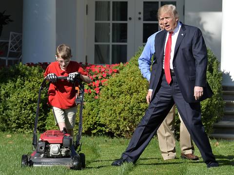Dueño de su propio negocio, un niño de 11 años corta el césped de la Casa Blanca