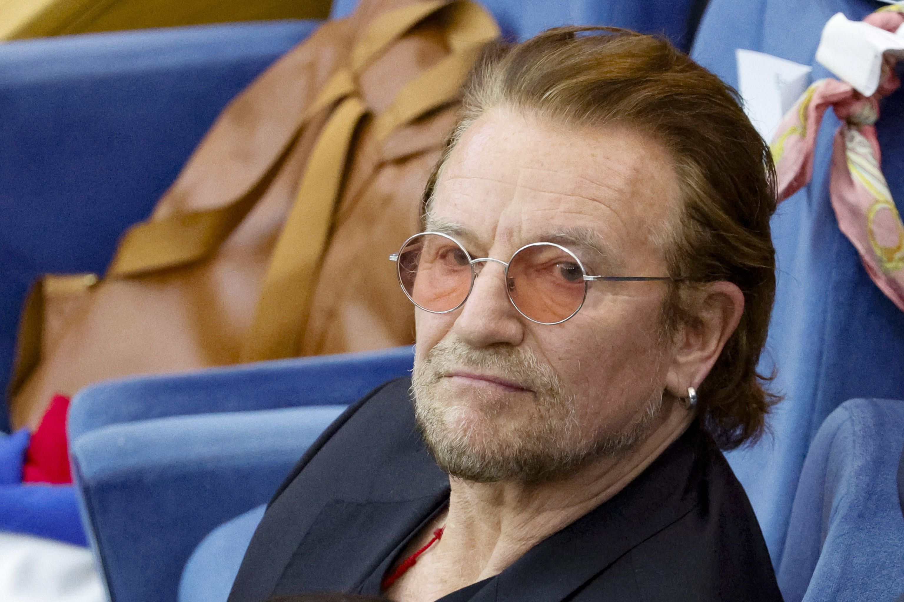 Esta es la enfermedad que padece Bono, de U2, por la que siempre usa gafas
