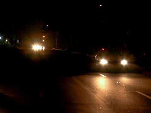 Más de 300 luminarias de la vía a la costa entran a mantenimiento tras protestas por tramos oscuros