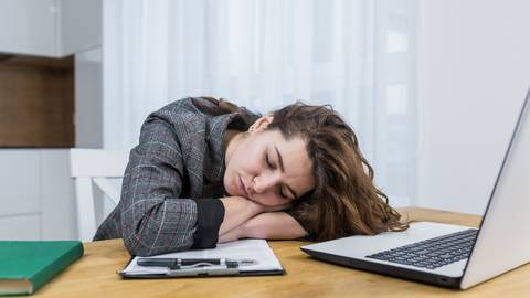 Seis trucos para activarte en la oficina cuando tengas dificultad de mantenerte atento y despierto