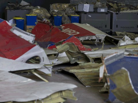 Hallan posibles partes de misil de origen ruso donde cayó vuelo MH17 en Ucrania