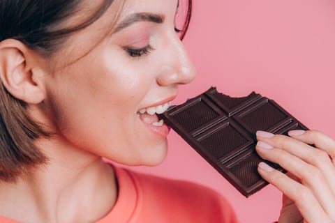 La razón por la que el chocolate amargo puede ayudar a bajar la presión arterial alta ¿Cómo y cuándo comerlo?