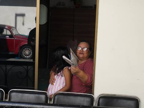 En medio de altas temperaturas en Guayaquil, ciudadanos recurren al uso de aire acondicionado y otros sufren por problemas de energía eléctrica