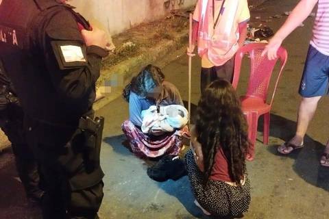 Una bebé aún conectada al cordón umbilical fue hallada con vida en una esquina del suburbio de Guayaquil
