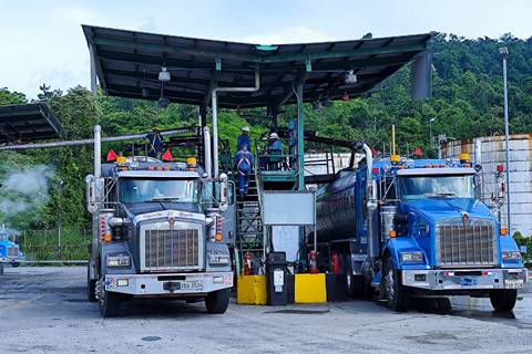 Petroecuador reanuda entrega de asfalto desde la Refinería de Esmeraldas
