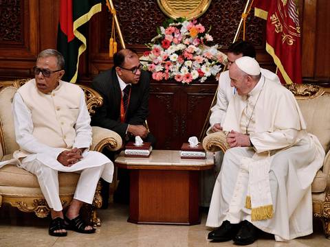 Papa Francisco aterriza en Bangladés en medio de crisis de los rohinyás