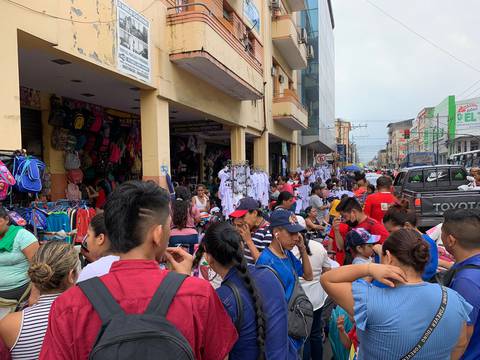 Comercio por inicio de clases repleta las aceras y calles del centro de Guayaquil: hay congestión vehicular y largas filas para comprar
