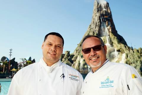 Dos chefs puertorriqueños elevan el paladar en Universal con sabores latinos