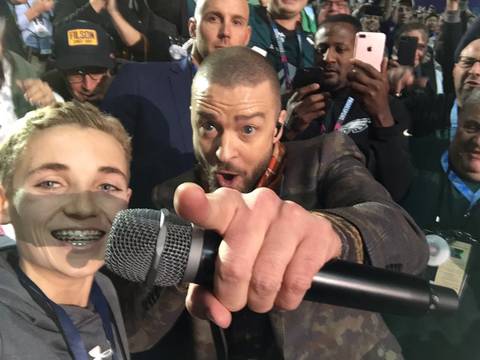 Joven causa sensación por selfie con Justin Timberlake en el Super Bowl