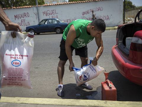 Escasez de gasolina afecta a venezolanos