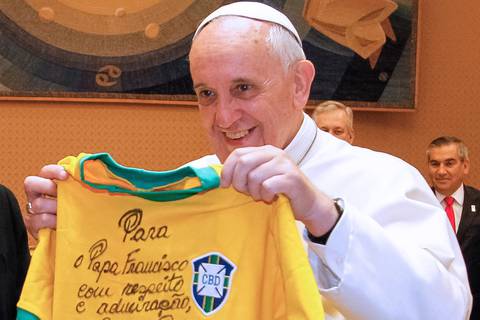 Entre Diego Maradona o Lionel Messi, el papa Francisco se inclina por el ‘gran señor Pelé’
