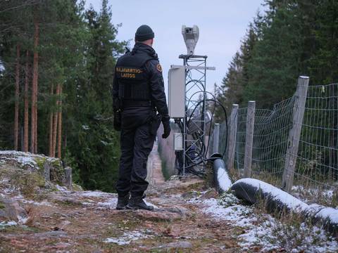 Finlandia construye valla metálica en frontera con Rusia para evitar riesgo de migración a gran escala