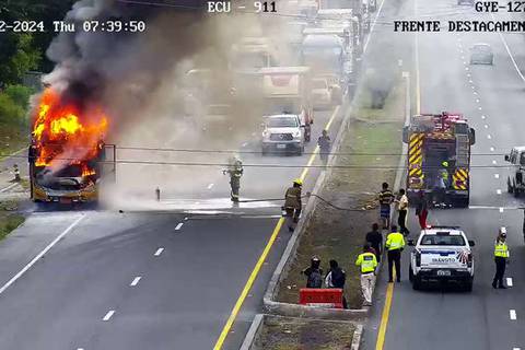 Bus de cooperativa se incendia en la vía a la costa, en tramo Progreso-Guayaquil