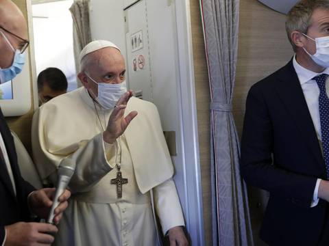 Papa Francisco llega a Irak y es recibido por el primer ministro en una “discreta ceremonia”