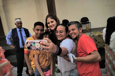 ¡Un sueño cumplido!: Mar Rendón celebró a Guayaquil con una firma de autógrafos en la plaza de la calle Panamá