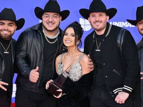 El origen de los corridos tumbados mexicanos con los que triunfan artistas como Bad Bunny, Peso Pluma o Becky G