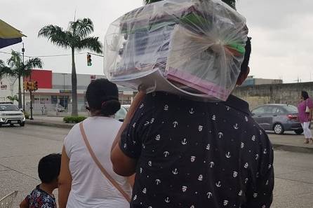 ‘Tengo tres hijos y los libros me salen en $ 760, piden pagar solo en efectivo y no puedo comprar directo en la editorial’, inconformidad de padres por mecanismo de venta de textos escolares en Guayaquil 