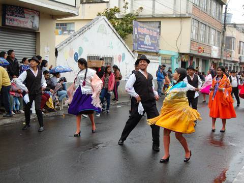 Comparsas en Píllaro para destacar la riqueza cultural andina