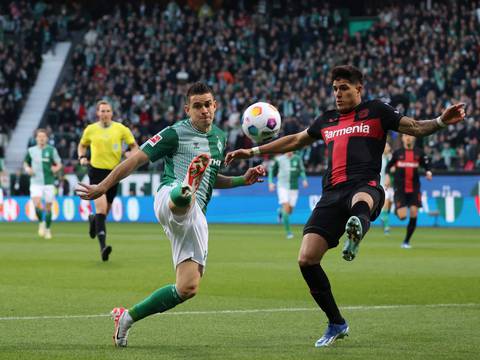 Piero Hincapié asiste en la goleada del Bayer Leverkusen que recupera el liderato de la Bundesliga