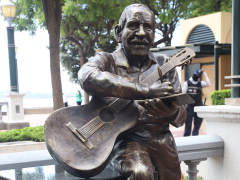 ‘Mi papá fue muy nacionalista, nos enseñó a amar a nuestra patria’, dijo Gilda Rubira, hija de Carlos Rubira Infante, al develar la escultura del compositor en Guayaquil