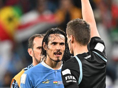 “Si me sancionan por pegarle al VAR, al árbitro lo tienen que meter preso”: Edison Cavani rompió el silencio un mes después de la eliminación de Uruguay