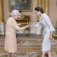 Isabel II de Inglaterra distingue a Angelina Jolie con el título de Dama