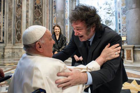 El papa Francisco y Javier Milei se abrazan en el Vaticano
