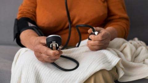Cómo tomar la presión arterial sin dispositivos automáticos paso a paso y cómo leer los resultados