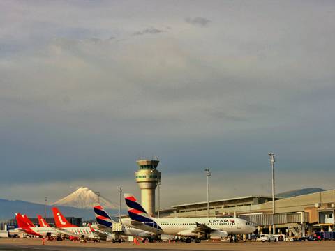 Clima complicó operaciones en aeropuerto de Quito y vuelos fueron desviados a Guayaquil
