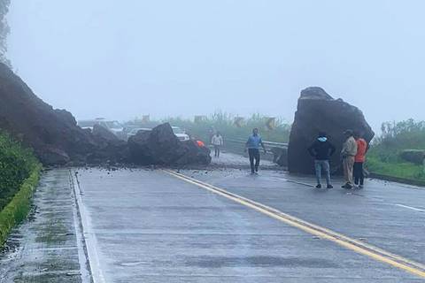 Nuevo deslizamiento obliga a cierre total de la vía Cuenca-Molleturo-El Empalme