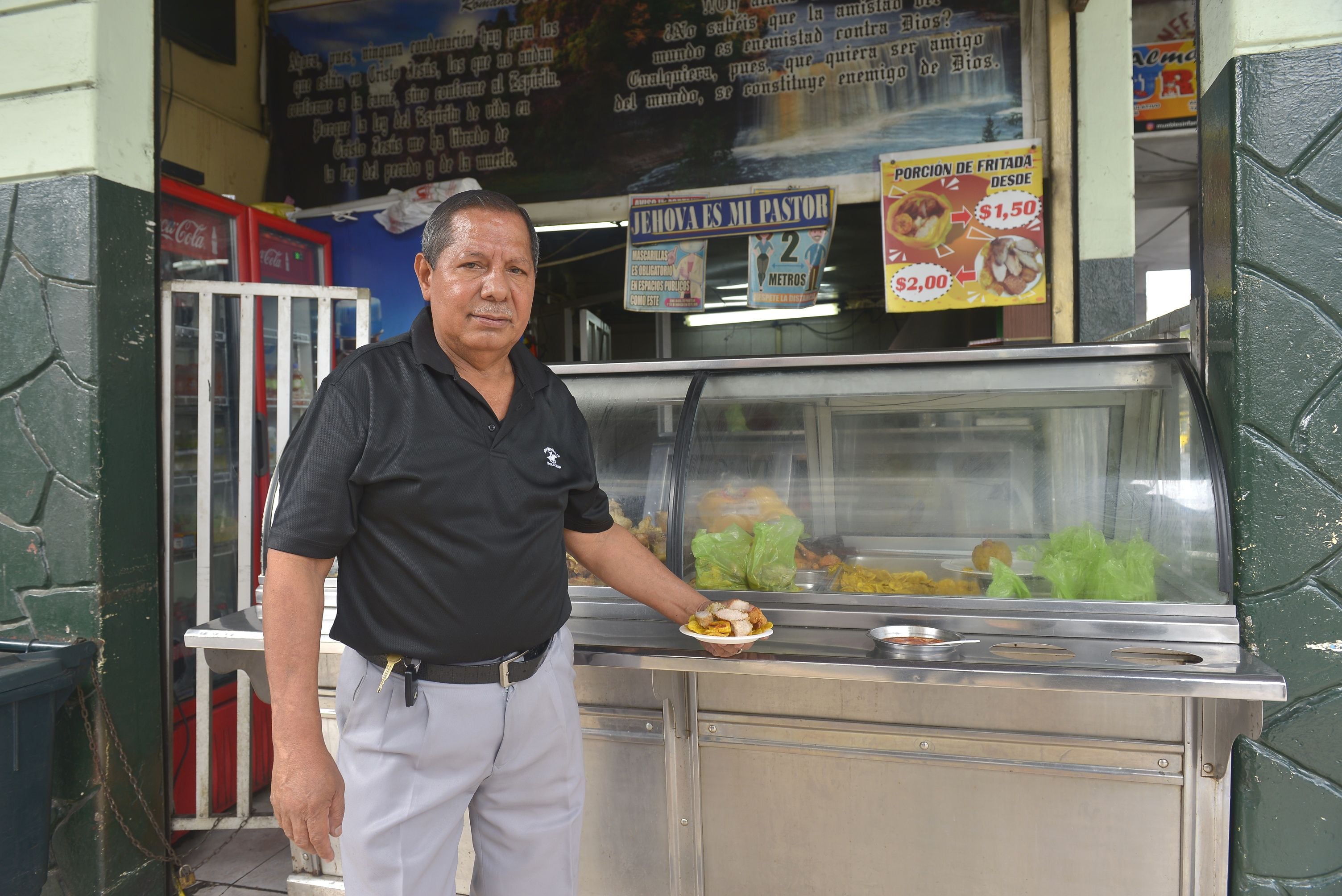 Desde 1995, William Molina ‘invade’ con el olor a fritada la esquina de Rumichaca y Alcedo