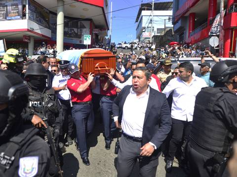 ‘Estamos caídos, sin corazón, porque se nos fue un buen alcalde’, dicen durante despedida a Agustín Intriago en Municipio
