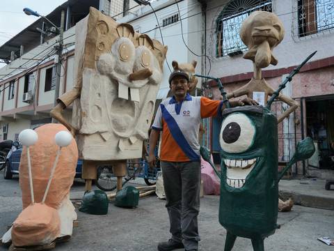 Fondo de Bikini con Bob Esponja, Calamardo y otros cinco personajes de serie se elaboran para exposición de años viejos gigantes en el suburbio