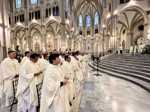 Fieles se unieron a más de 180 sacerdotes de Guayaquil para reflexionar en la misa crismal